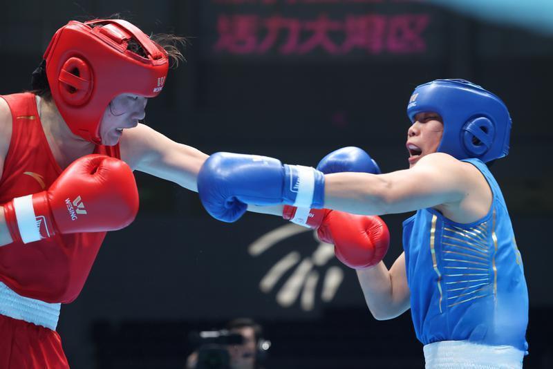 朱亚姝(蓝)在自己的首次全运会征程中敢打敢拼。