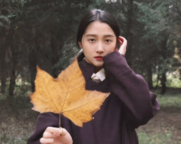 关晓彤拍摄转场视频,秒变文艺范少女。