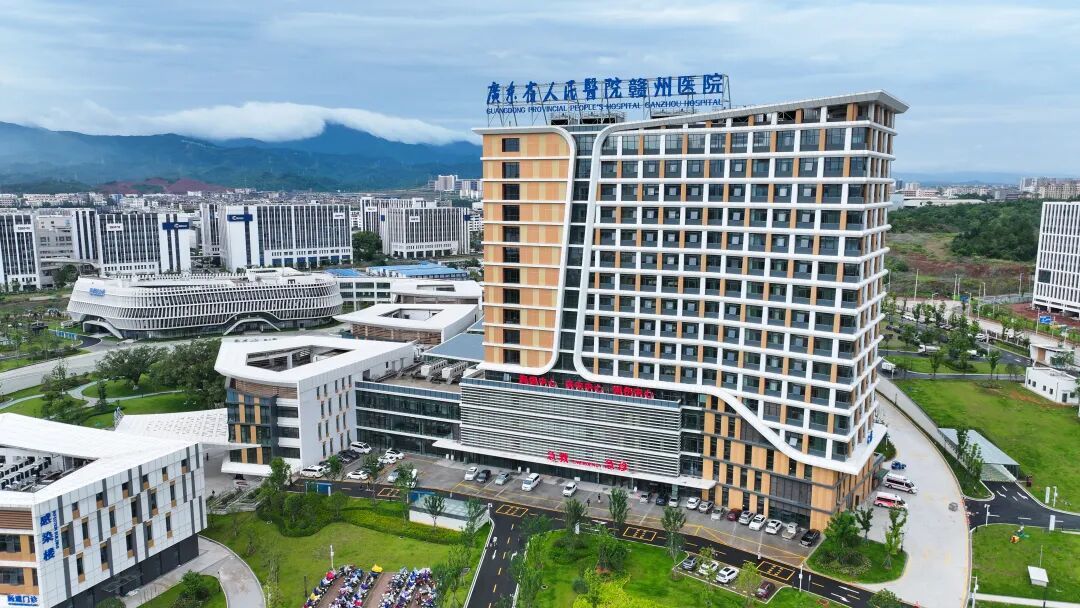 今年5月，广东省人民医院赣州医院新院区全面建成并正式启用，是我省建成并投入使用的首个国家区域医疗中心项目。