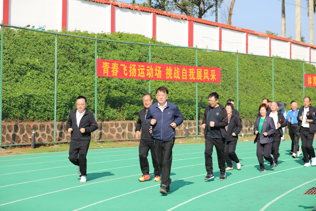 海南科技职业大学校长张洪田领跑