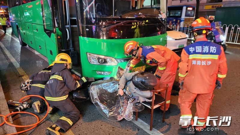 消防员正在营救被困人员。 长沙晚报通讯员 杨慧 摄