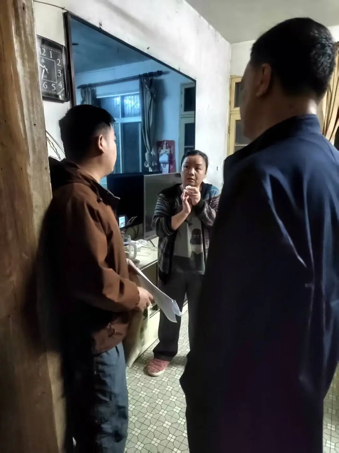 崇义县横水镇林业60套小区外墙空鼓严重 恐随时掉落砸伤人