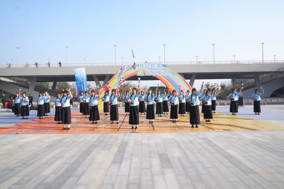 2025苏冠联赛第五轮盐城阜宁开赛 足球竞技与盐阜烟火相映成趣