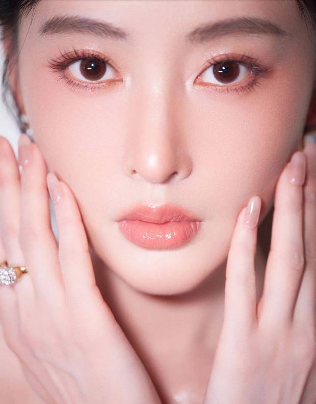 张天爱皮肤白皙。