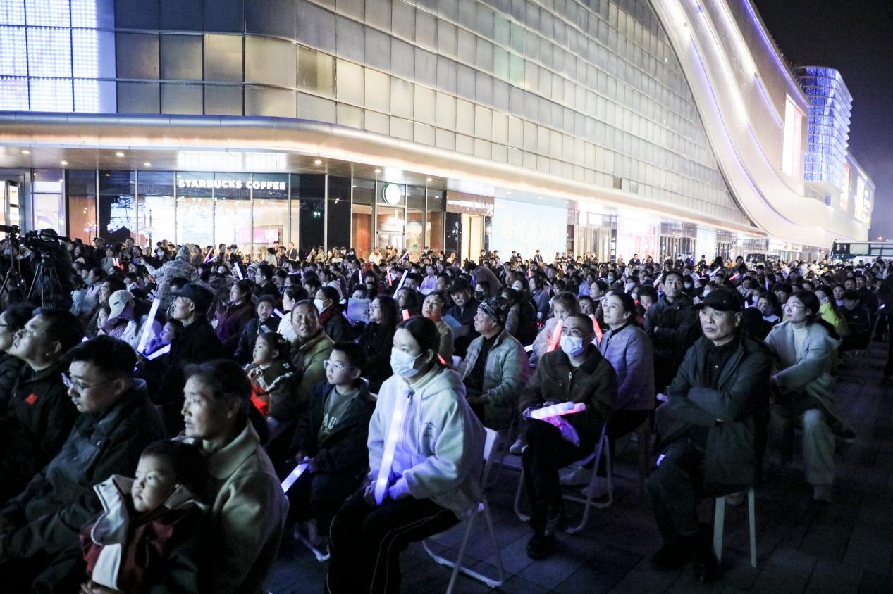 (演出现场座无虚席)