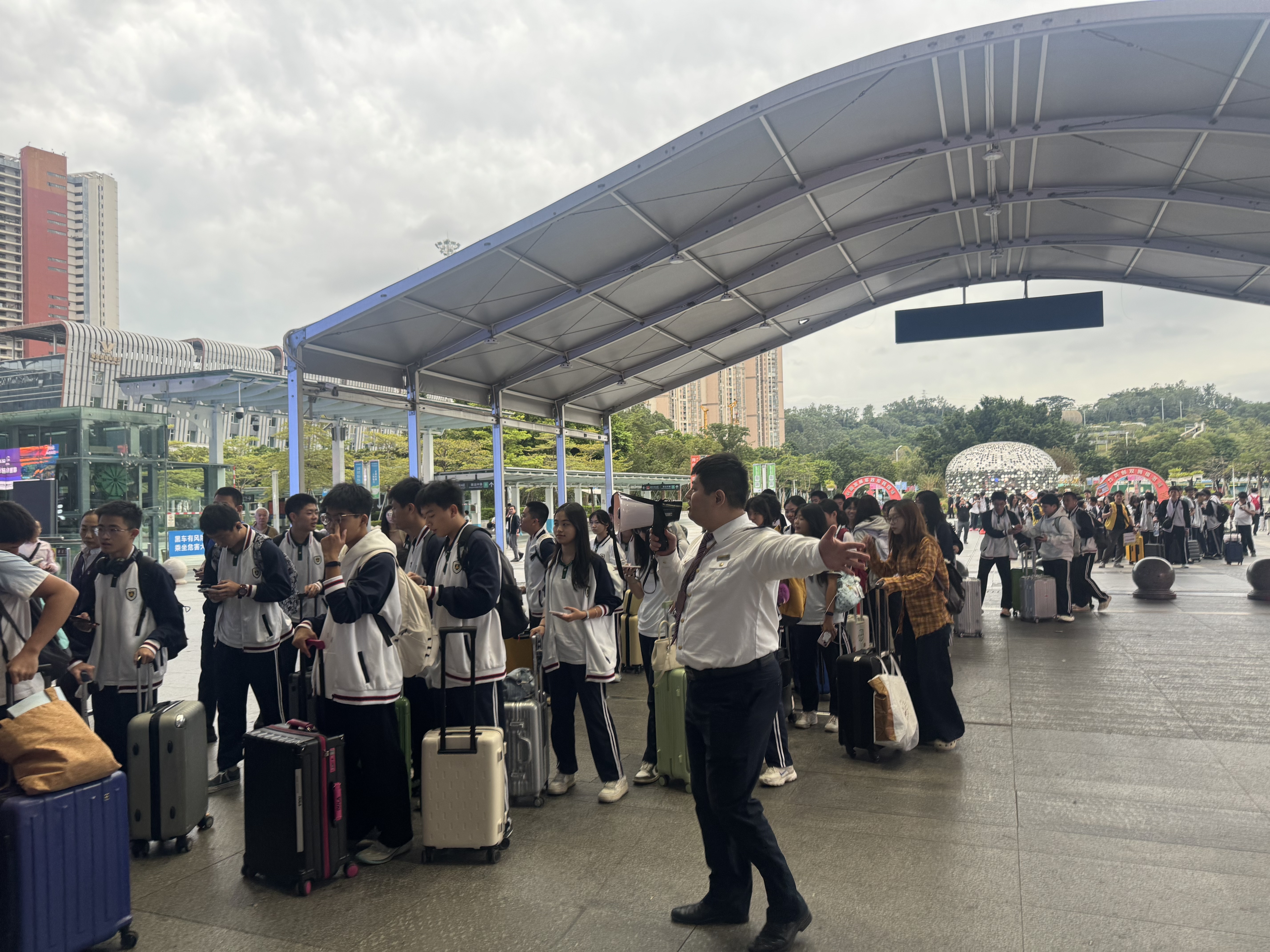 全运保障进行时：深圳北站以“花”为媒，暖心护航全运旅途