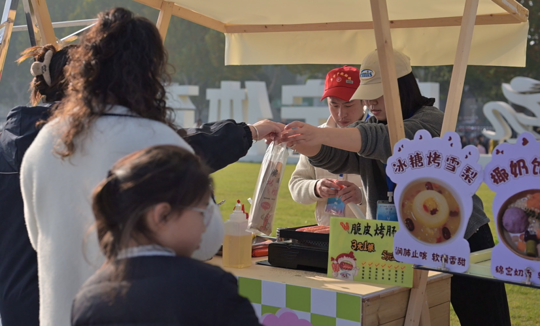 2025苏冠联赛第五轮盐城阜宁开赛 足球竞技与盐阜烟火相映成趣