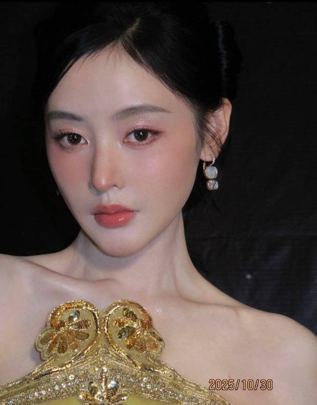 搜狐娱乐讯 近日，张天爱的一组美照释出。图中，她妆容精致清透，五官绝美，气质优雅。