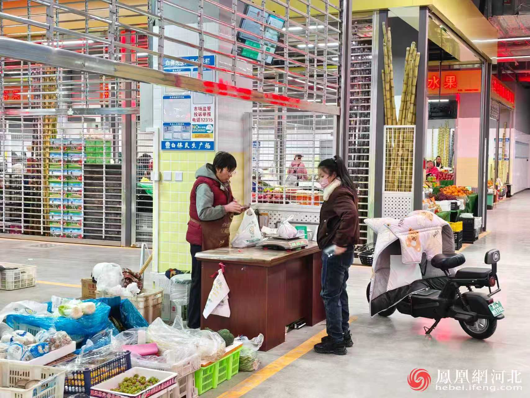 市民在白佛民生广场购物场景