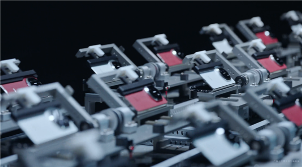 华为Mate X7搭载全新折叠玄武架构:更耐摔、80℃热水也不怕