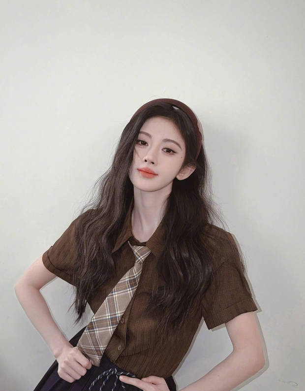 鞠婧祎肌肤白皙，妆容清透。