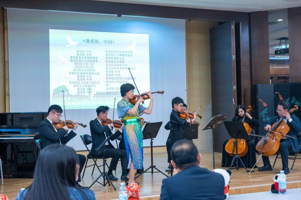 姚珏、四位首席与在意留学生代表共演《我爱你中国》。