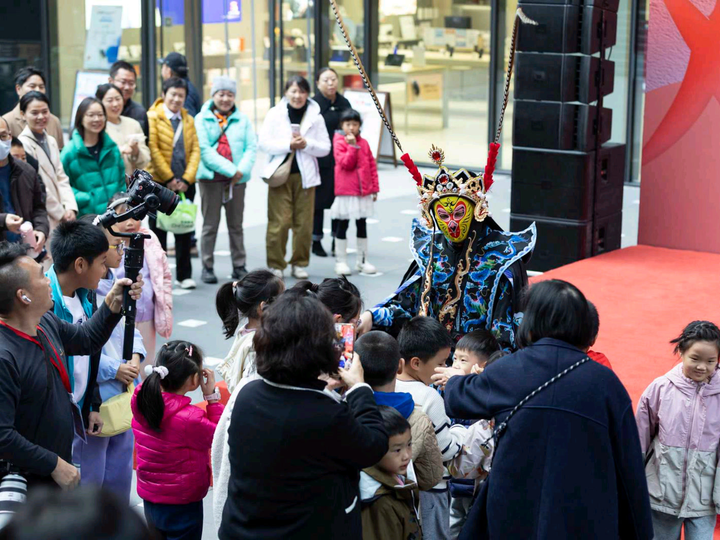 北京建设“演艺之都”,图为老舍戏剧节进大吉巷。(资料图片)