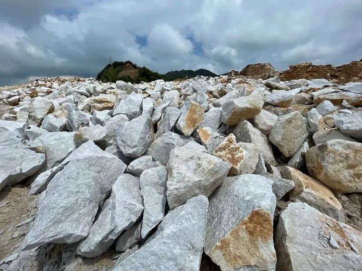 宜春钽铌矿有限公司锂云母矿山一角。新华社记者顾天成摄