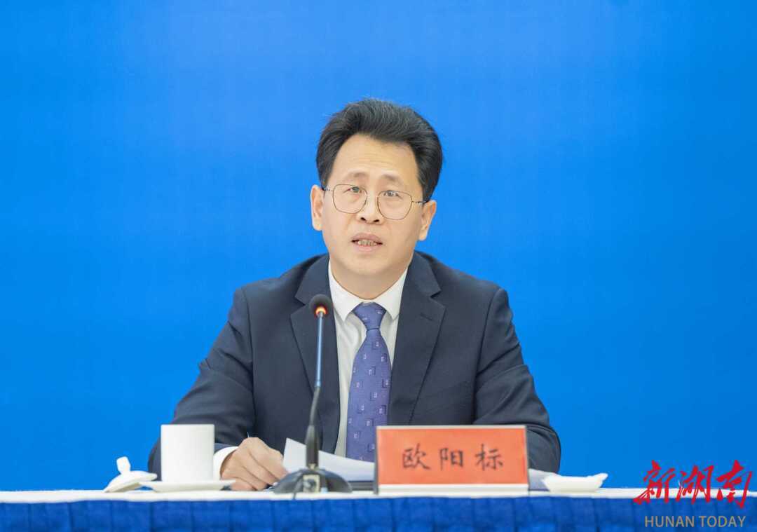 省民政厅党组成员、副厅长欧阳标答记者问