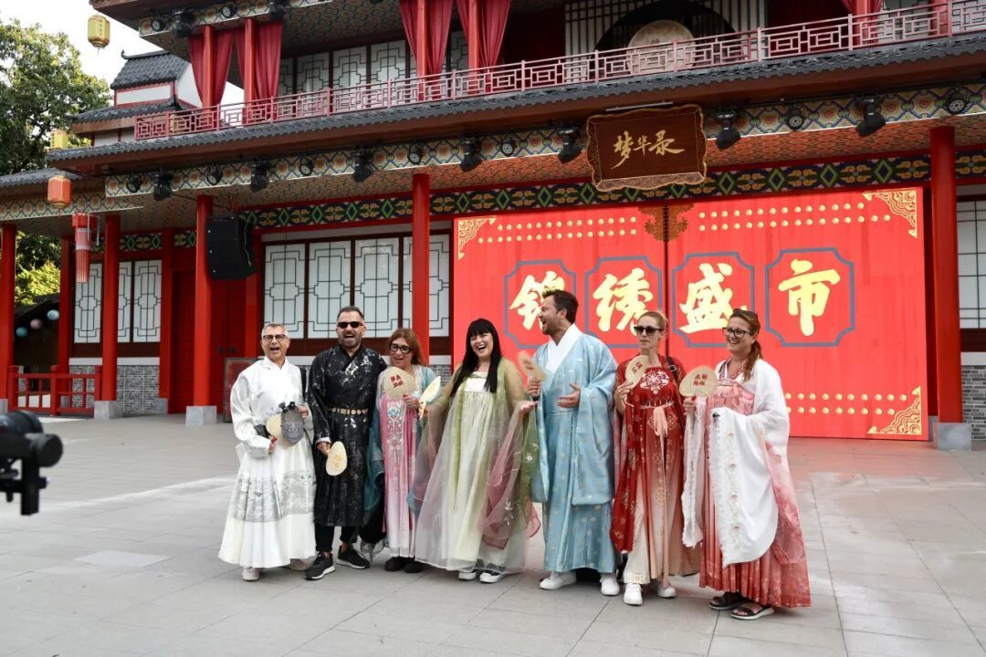 希腊国家歌剧院版歌剧《茶花女》主创与主演团队走进锦绣中华民俗村