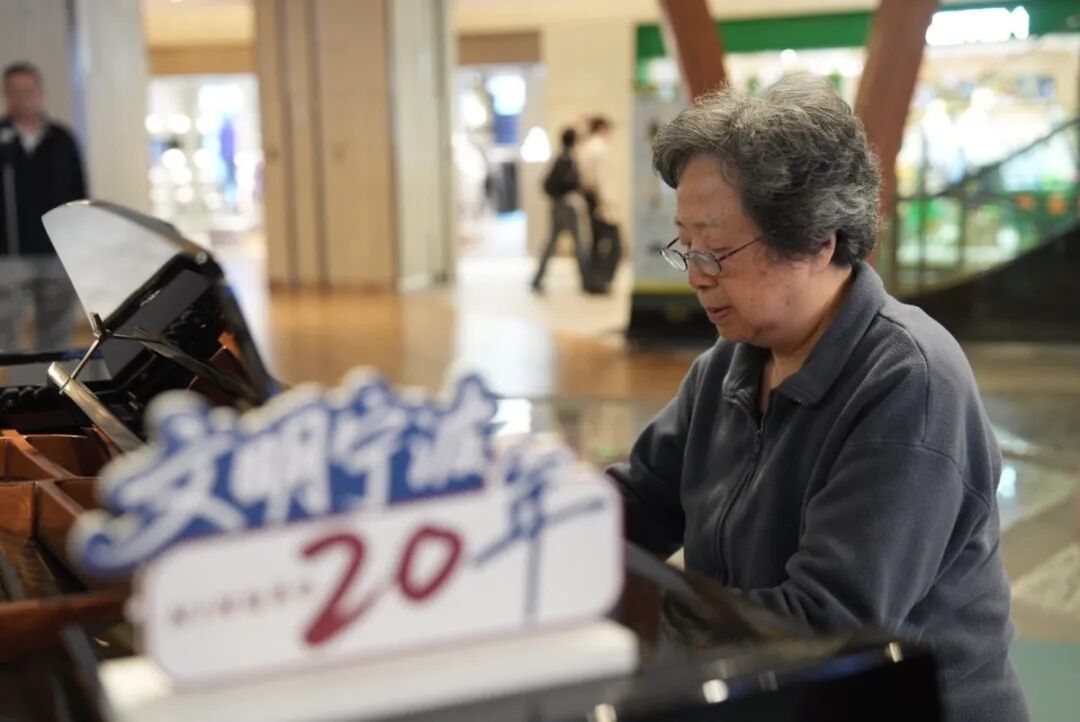 “钢琴奶奶”莫志蔚演出中。