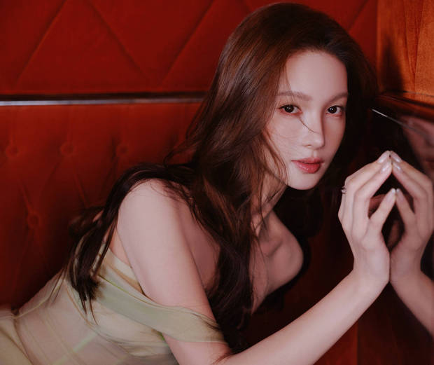 金晨眼神慵懒，散发撩人魅力。