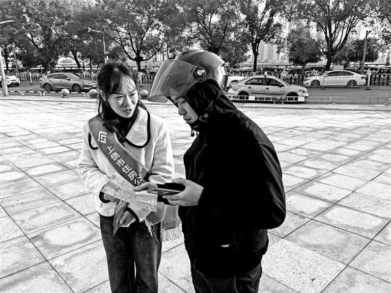 工作人员向市民宣传公积金政策