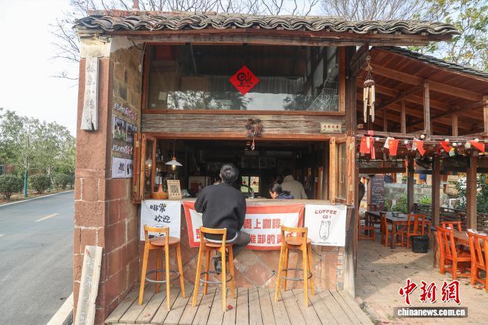 图为游客在湖陂村的福气小站喝咖啡,这是一家由老房子改造而成的乡村咖啡店。中新社记者 刘力鑫 摄