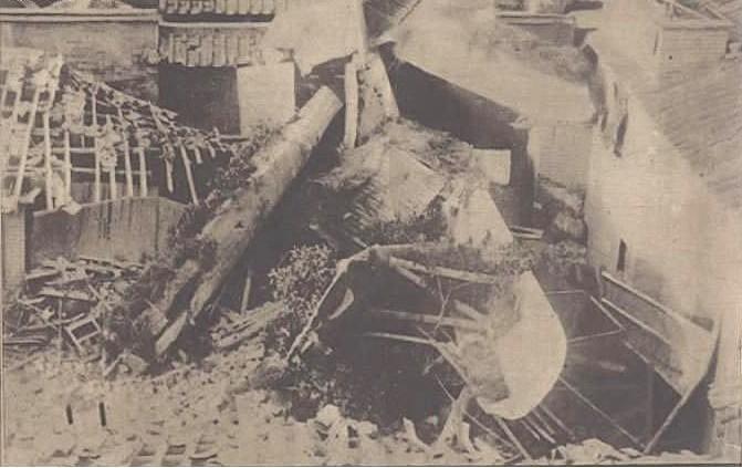 日机轰炸后的兰州普照寺一片残垣断壁，满目疮痍。