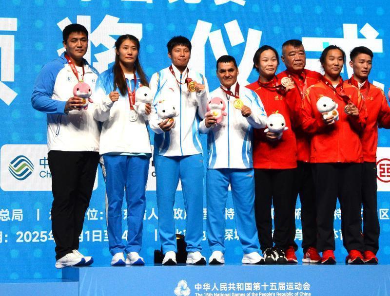 拳击女将朱亚姝(右四)为陕西省体育代表团夺得一枚十五运会铜牌。