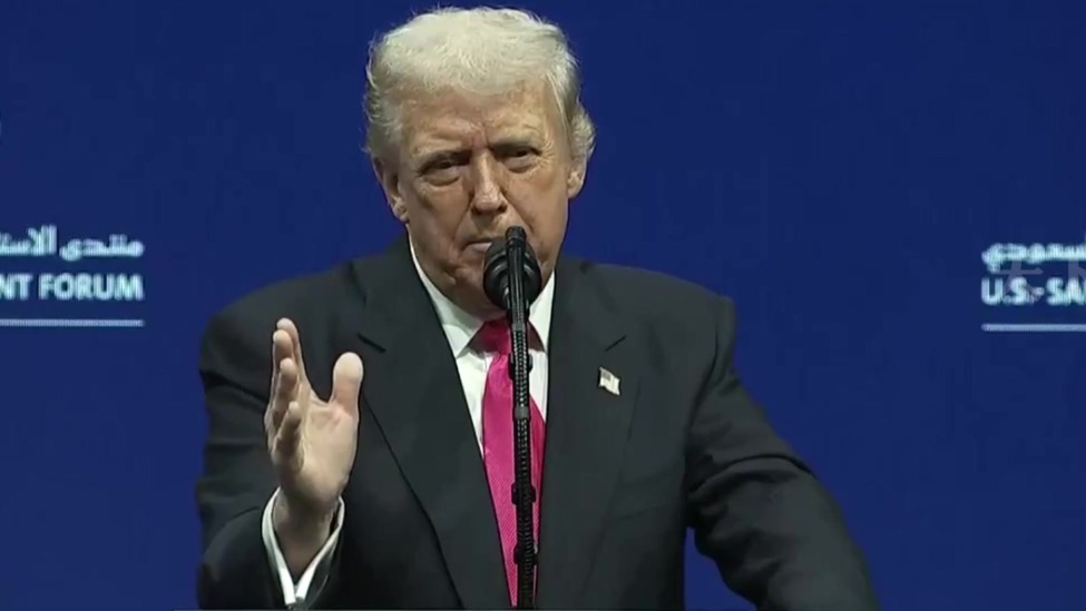 特朗普对着台下的美财长说：赶紧解决这个问题，否则炒了你