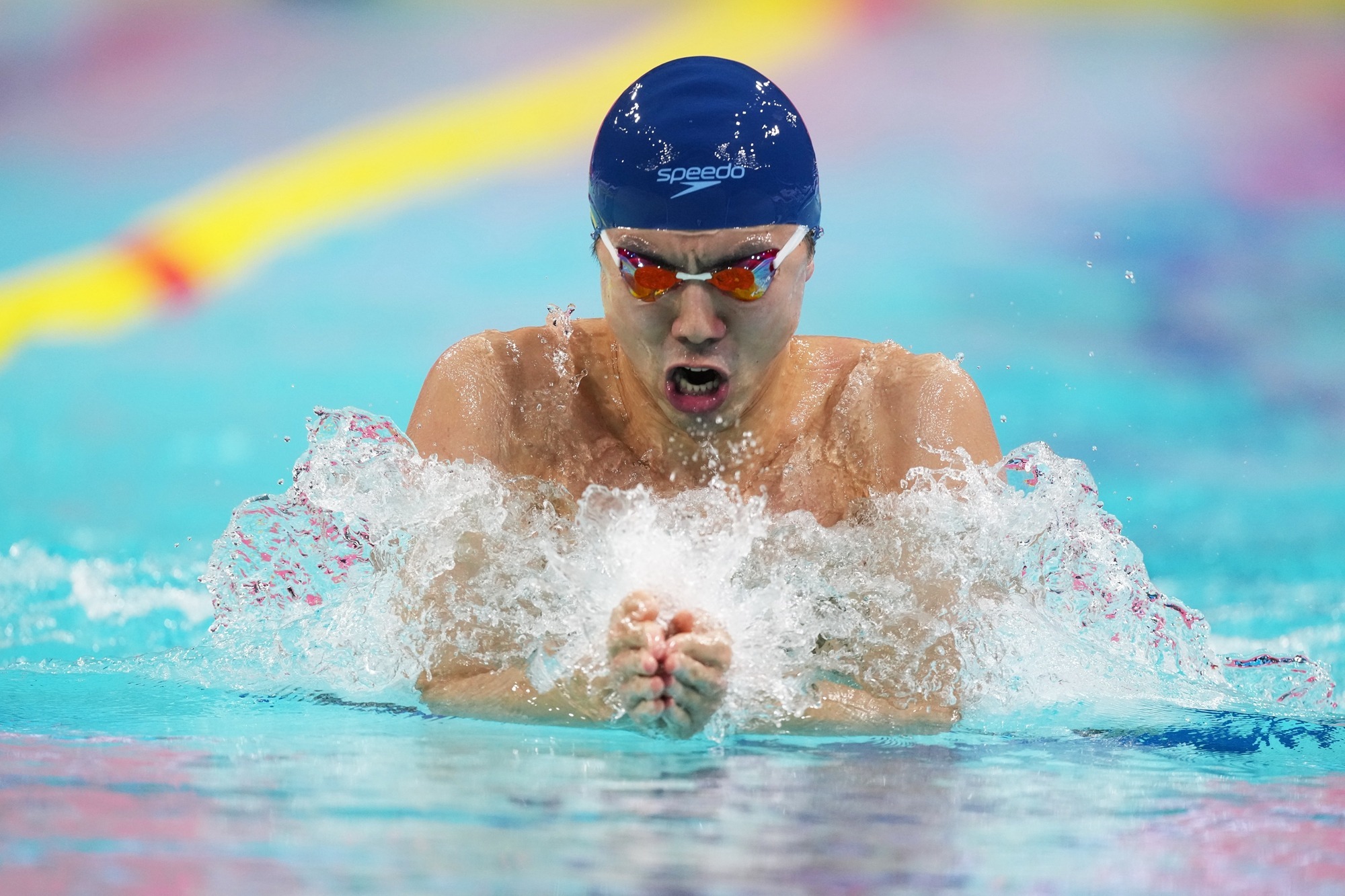 湖北队第二棒选手闫子贝在比赛中