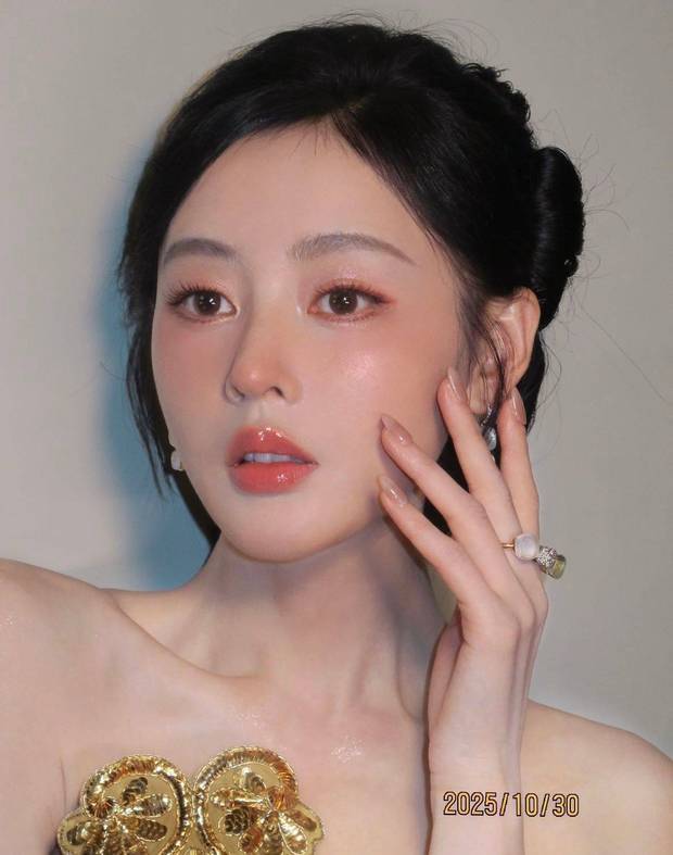 张天爱盘发造型韵味十足。