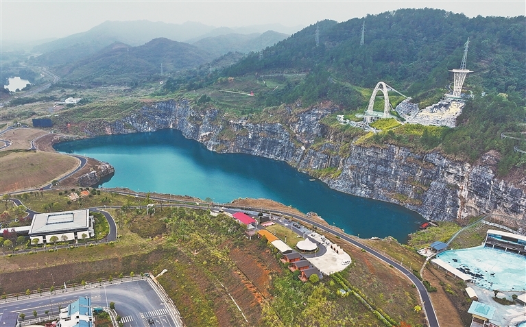 昔日矿坑变成网红旅游打卡地。江西日报全媒体记者 徐黎明摄