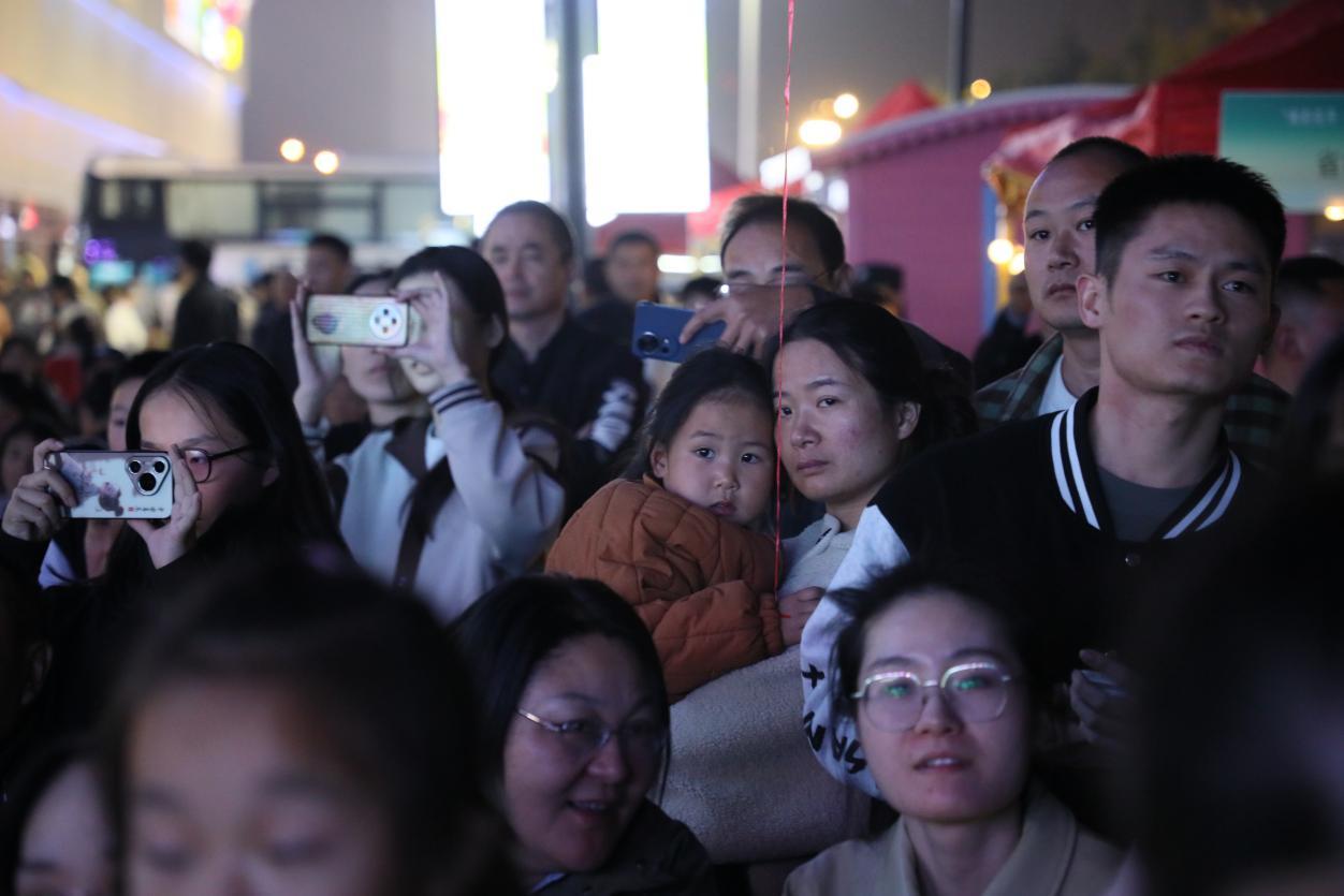 (全神贯注观看现场演出的群众)