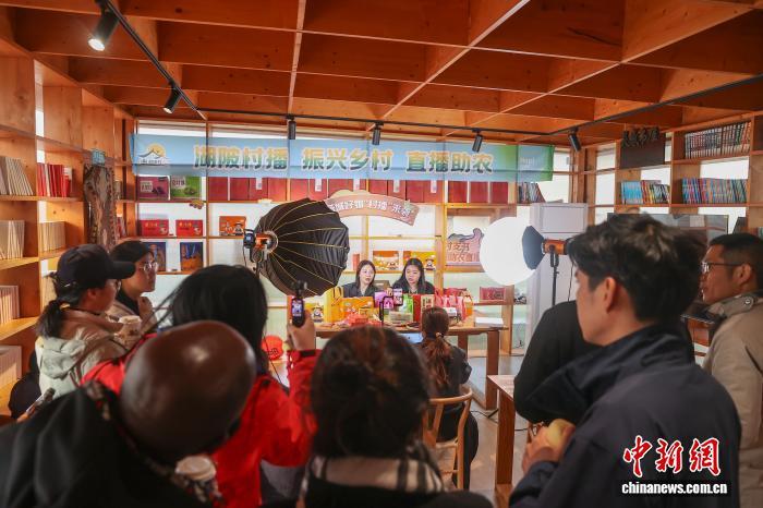 图为中外嘉宾在湖陂村的灵感书屋观摩助农直播。中新社记者 刘力鑫 摄