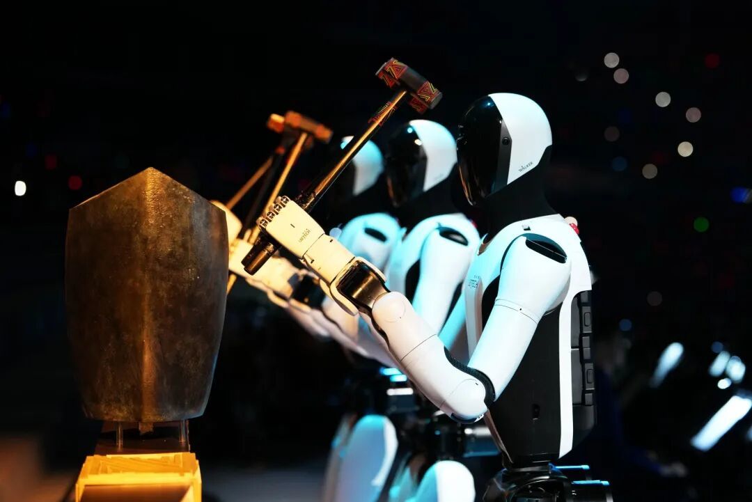 第十五届全国运动会开幕式上，3台优必选Walker S2手持击槌奏响开幕曲《彩云追月》。 新华社发