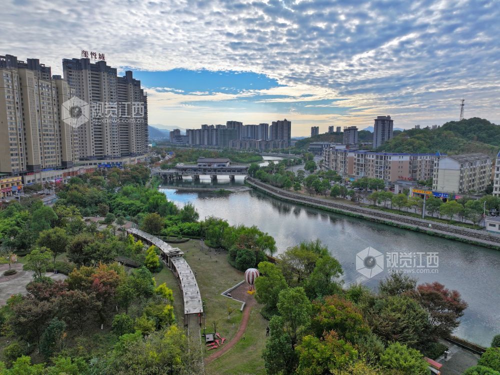 2025年11月14日,江西省萍乡市芦溪县城区,青山、楼宇、道路相互映衬,构成一幅美丽的城市风景画。