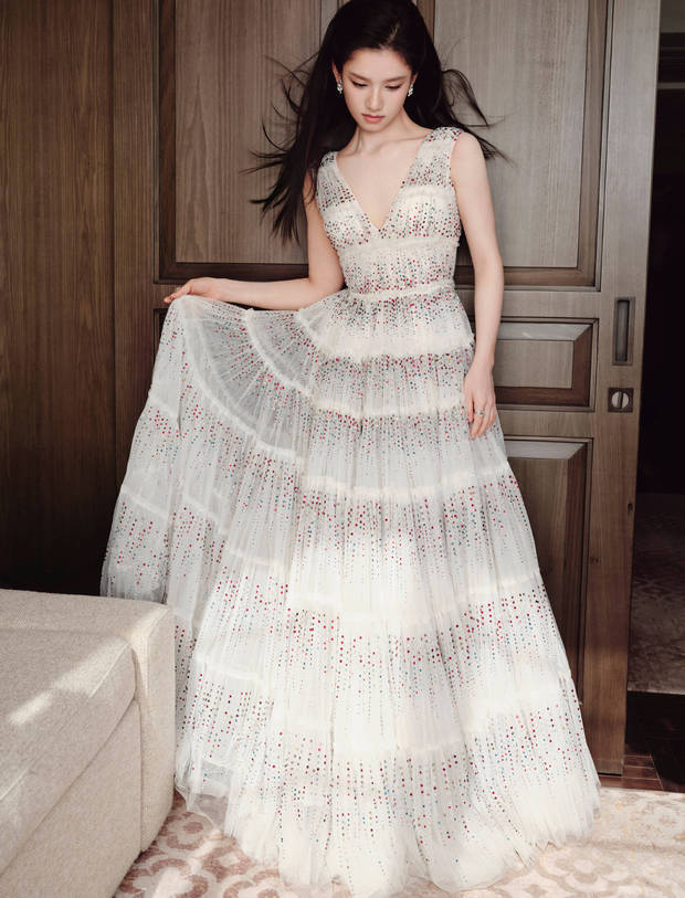 张婧仪轻提裙摆，明媚优雅。