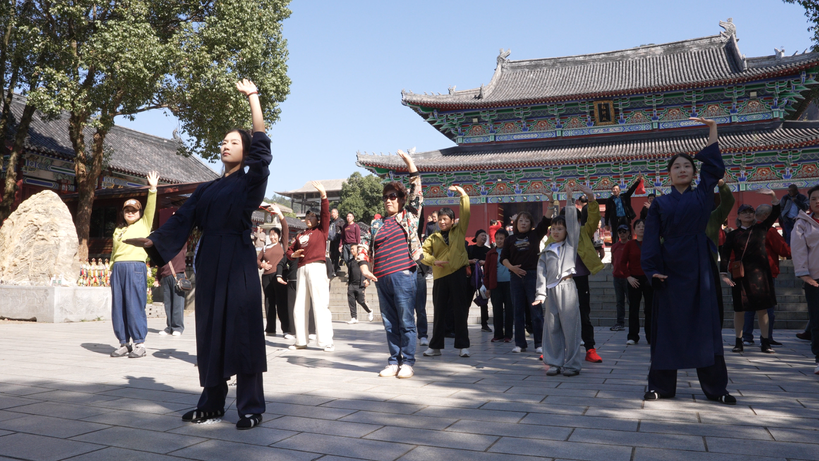 龙虎山“武学速成班”开课!青萍剑+八段锦 游客秒变“养生侠客”