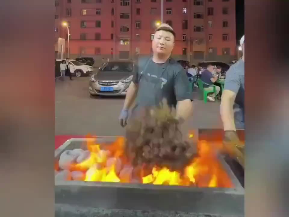 一个烧烤视频，竟然看了五六遍，真是三百六十行，行行出状元