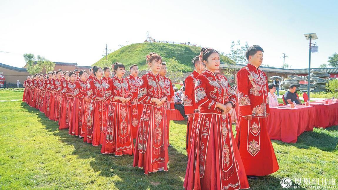 兰州新区通过举办集体婚礼，引导群众践行文明新风。兰州新区融媒体中心供图