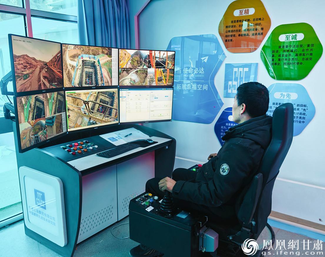 塔机智能集控系统基于5G通信与物联网技术，实现塔式起重机的地面集中控制室远程操作。甘肃铁投天陇铁路公司供图