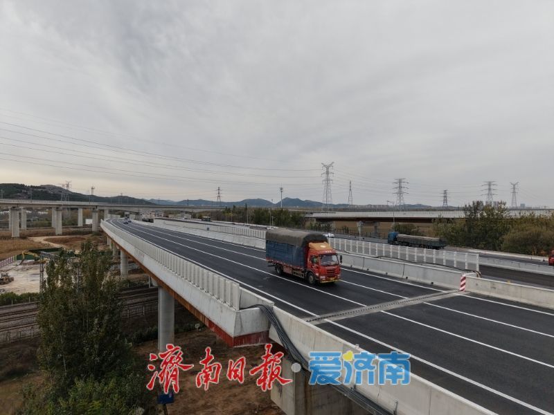 全国首条“6改12”高速公路建设取得新突破！京台高速上跨京沪铁路工程通车