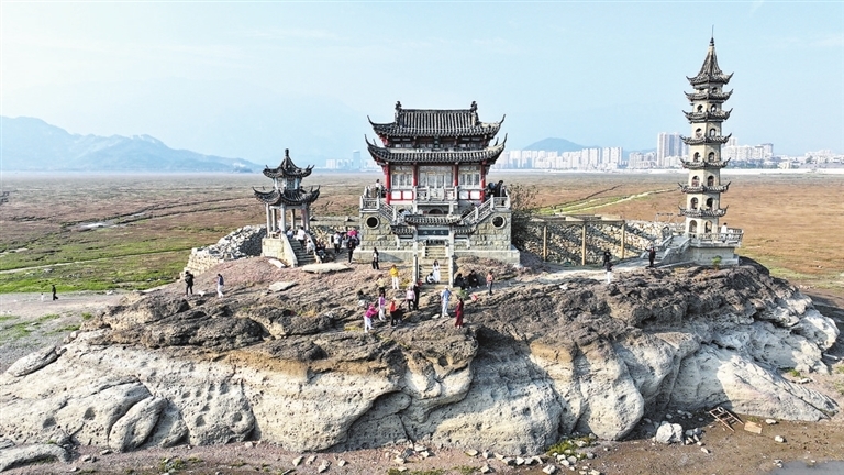 鄱阳湖落星墩“水落石出” 游客踏“泥”而来（图）