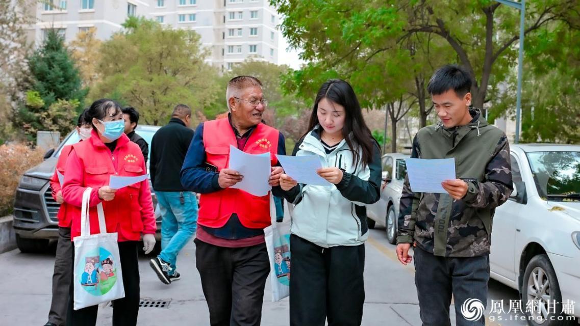 走访宣传新婚俗是兰州新区彩虹城社区抵制高额彩礼劝导队队长罗新昌（右三）的工作日常　李德宇　摄