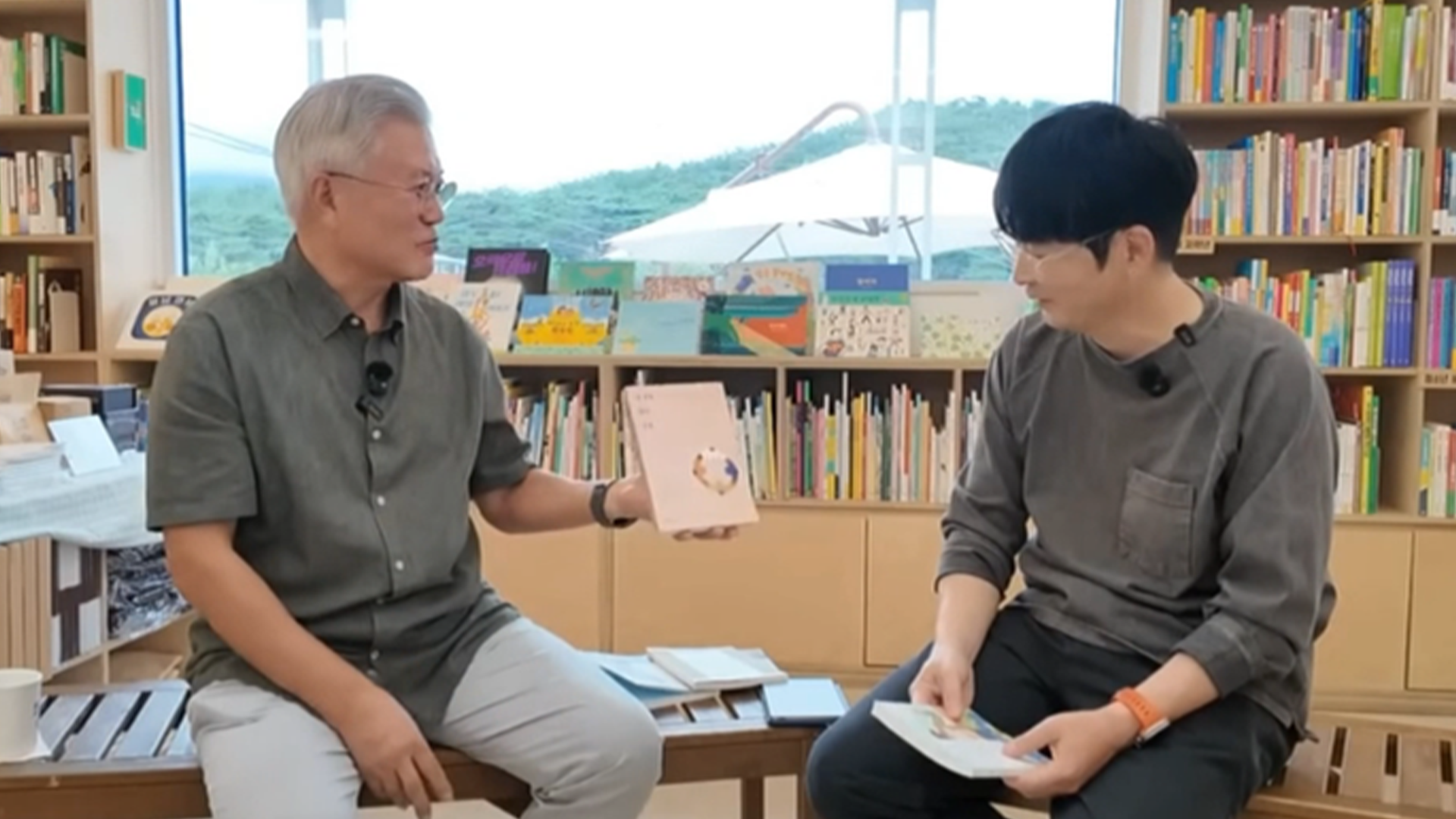 72岁文在寅转型带货博主，成韩国首位当博主的前总统