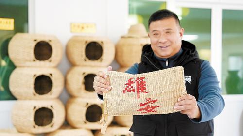 日前，在雄安新区安新县赵北口镇杨庄子村“创富工坊”，杨庄子村党支部书记杨志亮正在展示用蒲草编织的枕头。本报见习记者 李 畅摄