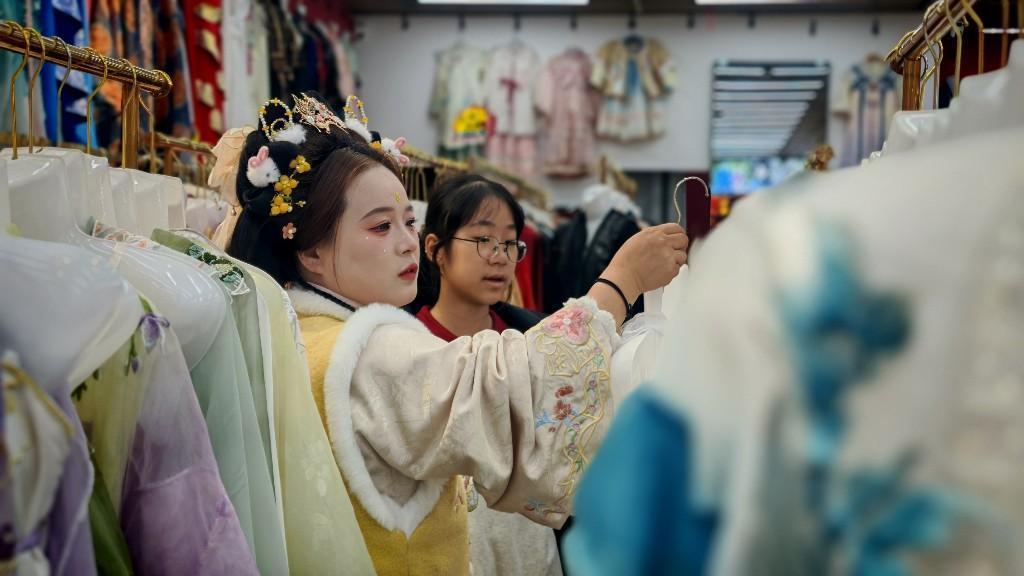 近一周来,西安鼓楼附近的汉服租赁店接待秋游学生激增