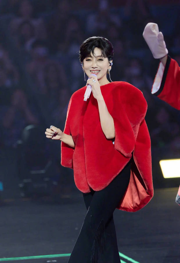 赵雅芝演唱歌曲,面容红润,气色很好。