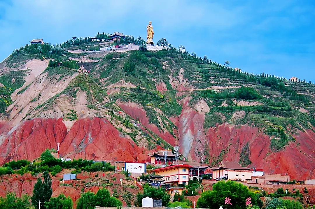 就在苦水川的西边，猪驮山静静地耸立着。
