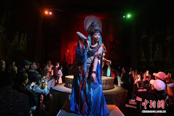 游客观看大型洞窟式沉浸体验剧《乐动敦煌》（资料图）　九美旦增　摄