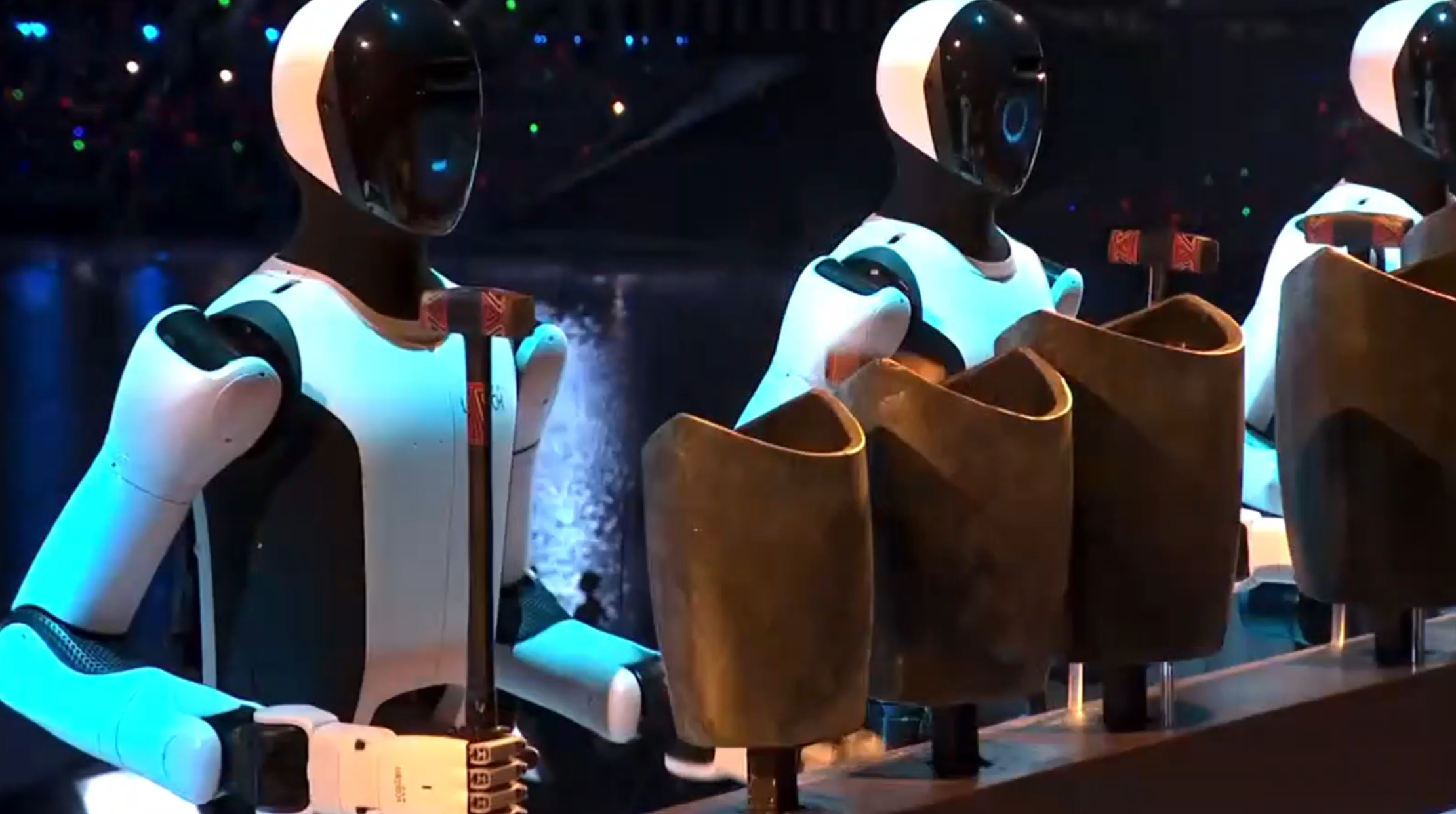 十五运会开幕式上机器人敲响青铜句鑃 图源自网络