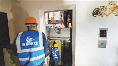 在电梯机房进行老旧设备拆除